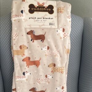 Throw blanket with an adorable dachshunds. Medium weight super soft.